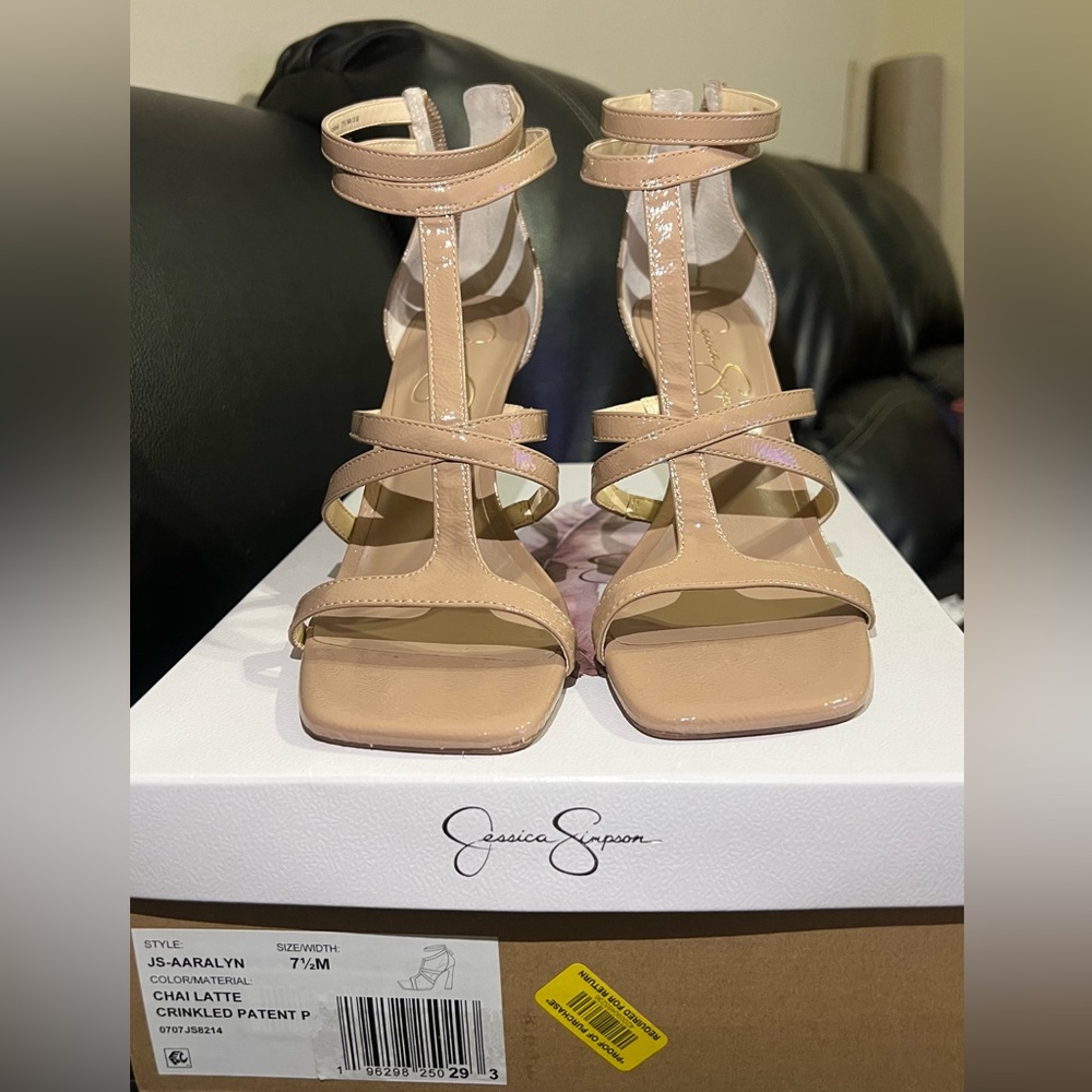 Beige glossy heels, size 7 1/2, only worn once - Picture 1 of 4